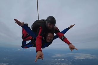 Tanja Fajon objavila snimak skoka padobranom!