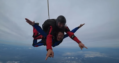 Tanja Fajon objavila snimak skoka padobranom!