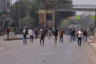 STOTINE DEMOSTRANATA PROVALILO U AMERIČKI KONZULAT