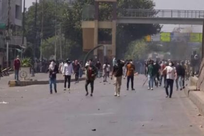 STOTINE DEMOSTRANATA PROVALILO U AMERIČKI KONZULAT