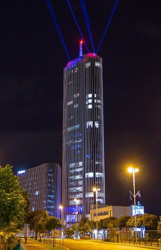 Muškarac s padobranom skočio s najvišeg nebodera u Hrvatskoj!