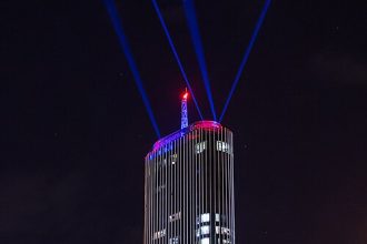 Muškarac s padobranom skočio s najvišeg nebodera u Hrvatskoj!