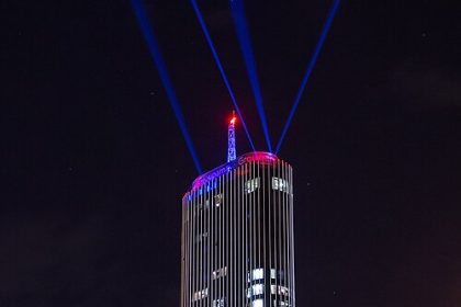 Muškarac s padobranom skočio s najvišeg nebodera u Hrvatskoj!