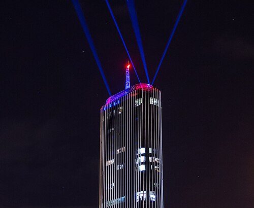 Muškarac s padobranom skočio s najvišeg nebodera u Hrvatskoj!