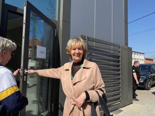 Lepa Lukić vidno raspoložena!