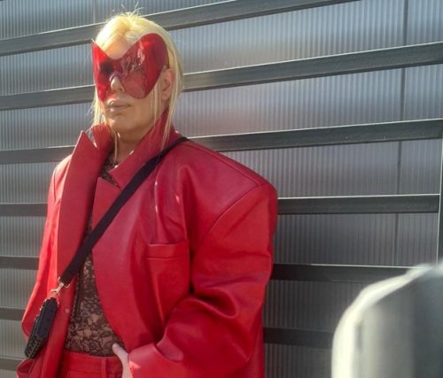 Boki 13 u vatreno crvenom kožnom kompletu na snimanju 