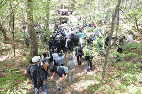 Gradić Fujiyoshidu ispod planine Fuji opsjedaju turisti! 