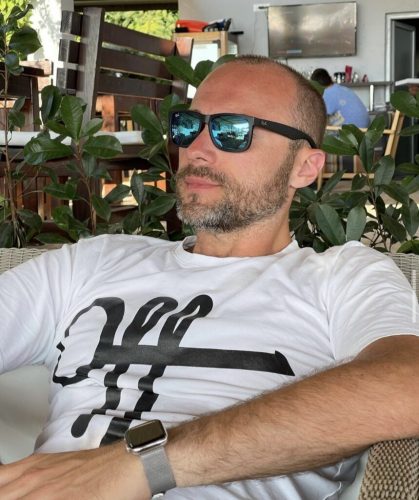 Aca Sofronijević suprugu i kćerku izveo iz porodilišta!