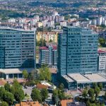 Vjetar oborio drvo palo na parkiran automobil!
