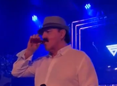 Haris Džinović na nastupu utučen