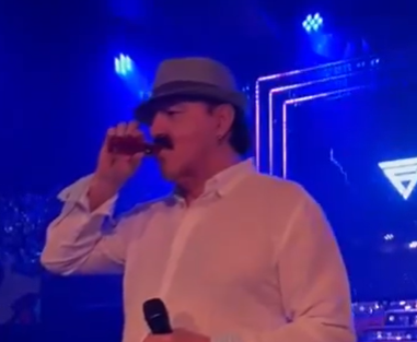 Haris Džinović na nastupu utučen
