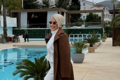 Indira Levak bila je specijalna gošća nesvakidašnjeg modnog događaja “JOAN x GLAS MODE”, koji je okupio brojne zvanice iz svijeta mode, umjetnosti i javnog života. Za ovu priliku, pjevačica je odabrala elegantnu i efektno osmišljenu bijelu kombinaciju koja je odmah privukla pažnju prisutnih. Nosila je uski kombinezon sa dugim rukavima i naglašenim strukom, koji je u potpunosti pratio liniju njenog tijela i ostavio utisak sofisticiranog i modernog stila. Poseban detalj stajlinga bio je dugački plašt, odnosno šlep u svijetloj, nježnoj nijansi, koji se spuštao iza nje i cijelom izdanju davao dozu glamura i scenskog efekta. Upravo taj modni element dodatno je naglasio eleganciju i ekskluzivnost njenog pojavljivanja. Kombinaciju je upotpunila svedenim aksesoarima i elegantnom frizurom sa kratkom plavom kosom, čime je cjelokupan izgled dobio luksuzan i izrazito damski karakter. Hype televizija stigla je na crnogorsko primorje, odakle donosi ekskluzivne kadrove i jedinstvenu atmosferu sa prestižnog modnog događaja koji će u narednim danima okupiti brojna poznata imena iz svijjeta mode, medija i biznisa.