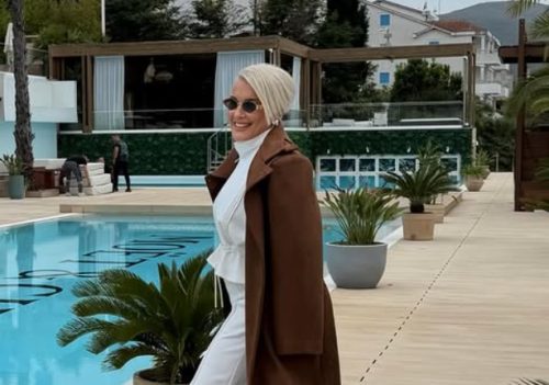 Indira Levak bila je specijalna gošća nesvakidašnjeg modnog događaja “JOAN x GLAS MODE”, koji je okupio brojne zvanice iz svijeta mode, umjetnosti i javnog života.Za ovu priliku, pjevačica je odabrala elegantnu i efektno osmišljenu bijelu kombinaciju koja je odmah privukla pažnju prisutnih. Nosila je uski kombinezon sa dugim rukavima i naglašenim strukom, koji je u potpunosti pratio liniju njenog tijela i ostavio utisak sofisticiranog i modernog stila. Poseban detalj stajlinga bio je dugački plašt, odnosno šlep u svijetloj, nježnoj nijansi, koji se spuštao iza nje i cijelom izdanju davao dozu glamura i scenskog efekta. Upravo taj modni element dodatno je naglasio eleganciju i ekskluzivnost njenog pojavljivanja. Kombinaciju je upotpunila svedenim aksesoarima i elegantnom frizurom sa kratkom plavom kosom, čime je cjelokupan izgled dobio luksuzan i izrazito damski karakter. Hype televizija stigla je na crnogorsko primorje, odakle donosi ekskluzivne kadrove i jedinstvenu atmosferu sa prestižnog modnog događaja koji će u narednim danima okupiti brojna poznata imena iz svijjeta mode, medija i biznisa.