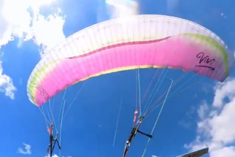 Drama u vazduhu: Avion se zabio u paraglajdericu!