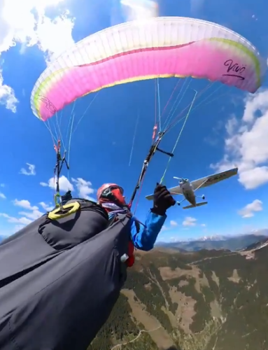 Drama u vazduhu: Avion se zabio u paraglajdericu!