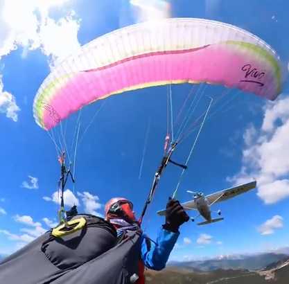 Drama u vazduhu: Avion se zabio u paraglajdericu!