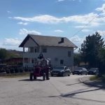 Maturanti Tarik i Maid na maturu došli sa stilom - traktorom!