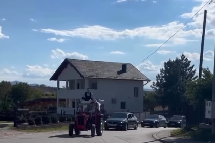Maturanti Tarik i Maid na maturu došli sa stilom - traktorom!