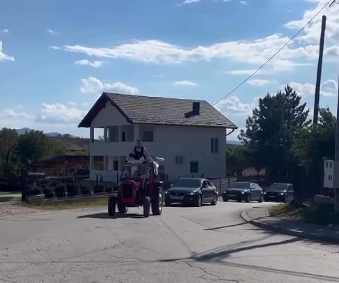 Maturanti Tarik i Maid na maturu došli sa stilom - traktorom!