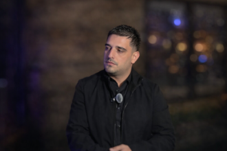 Darko Lazić stigao u Beograd — nepoznata žena zaustavila ga na aerodromu! BLIJED, NEISPAVAN I VIDNO UTUČEN!