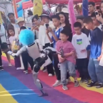 Humanoidni robot u Kini na rođendanskoj zabavi udario dječaka u stomak!