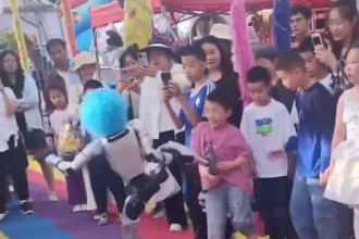 Humanoidni robot u Kini na rođendanskoj zabavi udario dječaka u stomak!