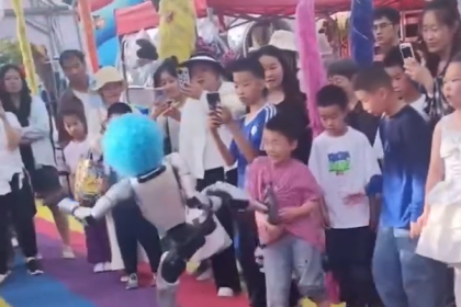 Humanoidni robot u Kini na rođendanskoj zabavi udario dječaka u stomak!