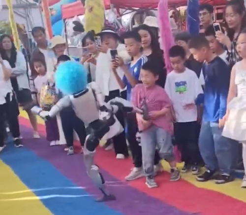 Humanoidni robot u Kini na rođendanskoj zabavi udario dječaka u stomak! 