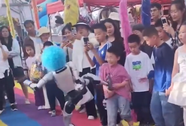 Humanoidni robot u Kini na rođendanskoj zabavi udario dječaka u stomak!