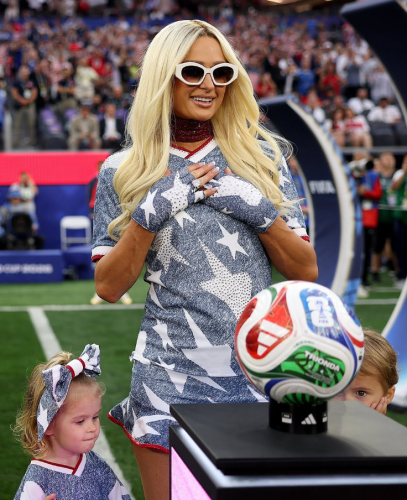 Paris Hilton još jednom pokazala kako se bodri reprezentacija na Mundijalu! 