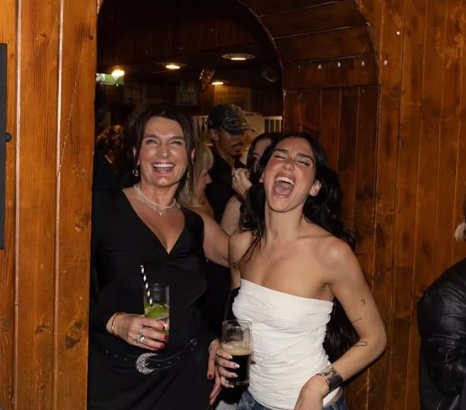 DUA LIPA POKAZALA SVOJU MAJKU!
