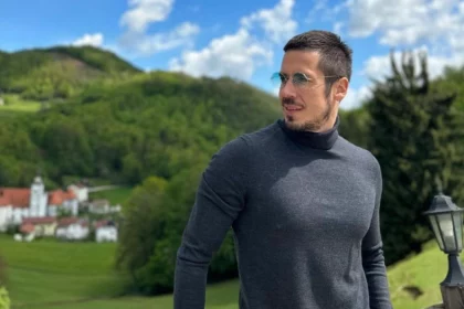 Nikola Rokvić potpuno neprepoznatljiv sa dugom kosom