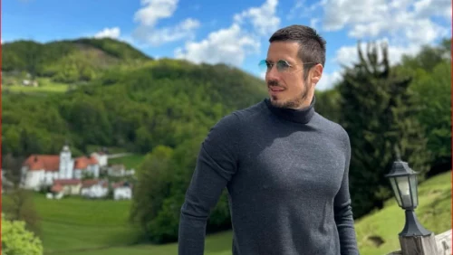 Nikola Rokvić potpuno neprepoznatljiv sa dugom kosom