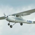 Instruktor letenja iskočio iz aviona u letu i ostavio studenticu da se snalazi!