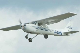 Instruktor letenja iskočio iz aviona u letu i ostavio studenticu da se snalazi!
