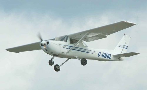 Instruktor letenja iskočio iz aviona u letu i ostavio studenticu da se snalazi!