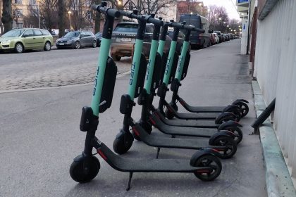 Nova pravila i kazne za vozače električnih romobila, u planu i identifikaciona naljepnica!
