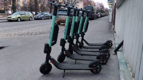 Nova pravila i kazne za vozače električnih romobila, u planu i identifikaciona naljepnica!