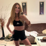 BIVŠA MODELSICA IZMIJENJALA SVE MOGUĆE POZE U KREVETU
