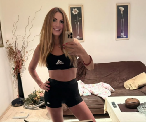 BIVŠA MODELSICA IZMIJENJALA SVE MOGUĆE POZE U KREVETU