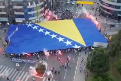 Najveća zastava BiH na ulicama Brčkog: Građani bakljadom i svečanim defileom pružili podršku Zmajevima!