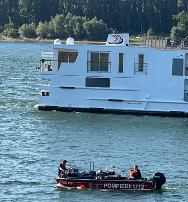 Kruzer sa 238 ljudi nasukao se na Dunavu, u toku evakuacija putnika!