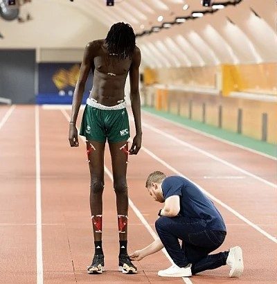 Jongkuch Mach je visok 229 centimetara!