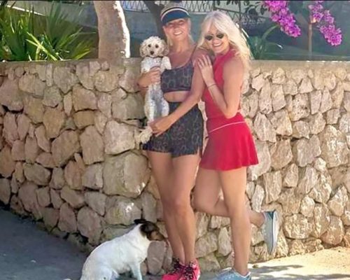 SLAVICA ROKVIĆ (62) ZAPALILA MREŽE U CRVENOM MINIĆU! 