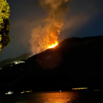 Požar bjesni od sinoć, evakuisano preko 200 stanovnika i turista!