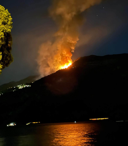 Požar bjesni od sinoć, evakuisano preko 200 stanovnika i turista!