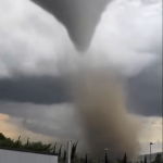 Zastrašujući prizori! Tornado nosio stabla i krovove, preko 40 povrijeđenih, oštećeno više od 300 kuća!