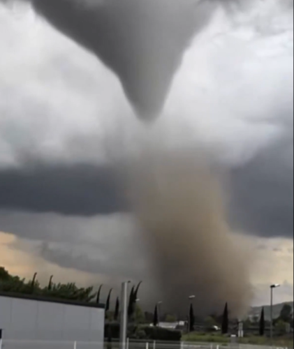 Zastrašujući prizori! Tornado nosio stabla i krovove, preko 40 povrijeđenih, oštećeno više od 300 kuća!