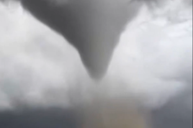 Zastrašujući prizori! Tornado nosio stabla i krovove, preko 40 povrijeđenih, oštećeno više od 300 kuća!
