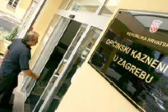 Profesor ucjenjivao učitaljicu